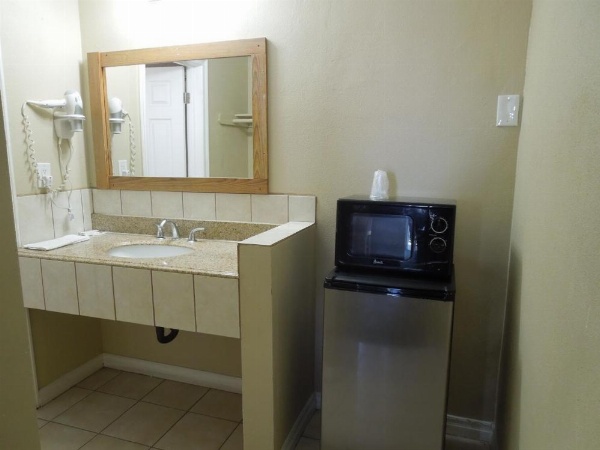 Castaway Motel image 18
